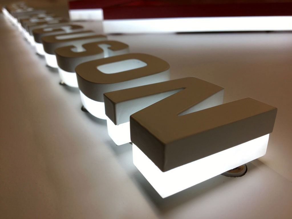  نقدم لك مميزات قوية تتيح لك الجودة في لافتات شركتك